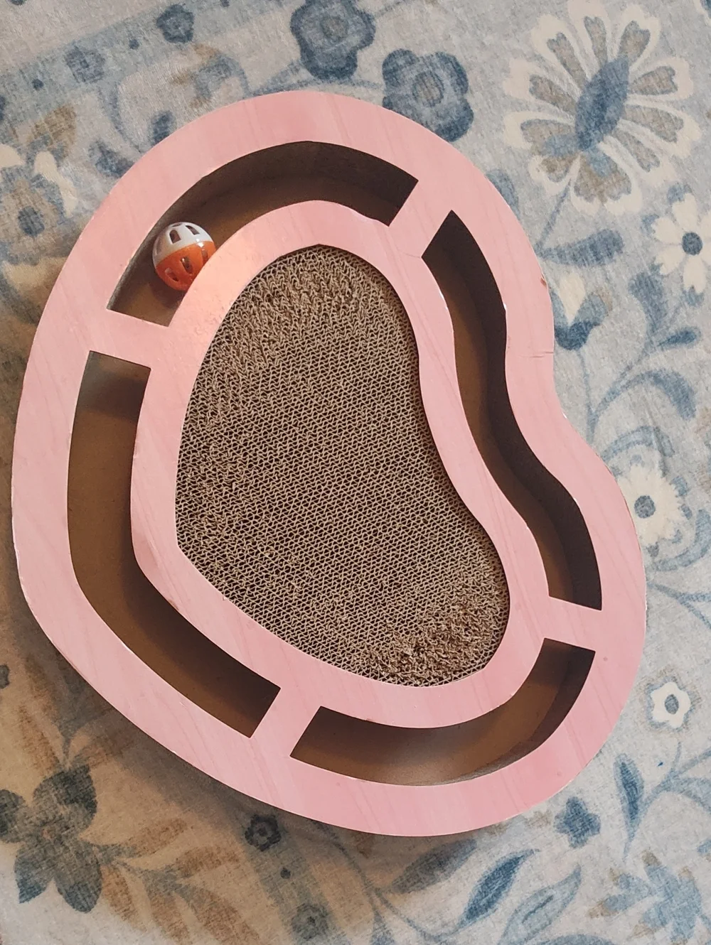 CAT SCRATCHER HEART-SHAPE WITH BALL